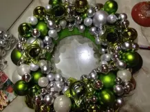 Dekokranz mit Christbaumkugeln