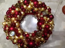 Dekokranz mit Christbaumkugeln