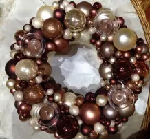 Dekokranz mit Christbaumkugeln