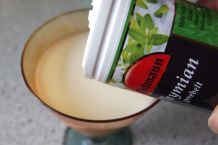 Hustenmittel - heiße Milch mit Thymian und Honig