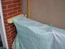 Draußen aufgehängte Wäsche vor Schauer schützen