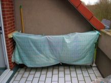 Draußen aufgehängte Wäsche vor Schauer schützen
