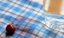 Sprudelwasser gegen Kirschflecken