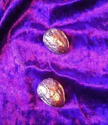 Schmuck in goldener Walnuss verschenken