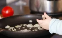 Kleine Kinder dürfen mitkochen