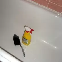 Handfeger zum Reinigen der Badewanne benutzen