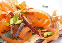 Vogelfutter: Obst- und Gemüseschalen