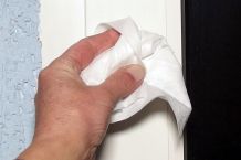 Gegen Nikotin an Fensterrahmen und Fenster