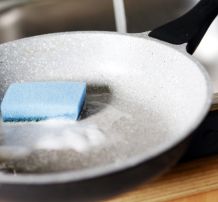 Stark verschmutzte Keramik Pfanne reinigen