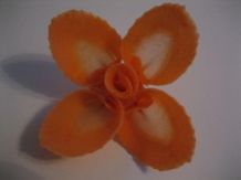 Essbare Dekoblüte aus einer Möhre
