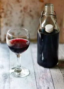 Angebrochene Flasche Wein aufheben