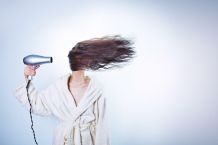 Mehr Volumen ins Haar föhnen
