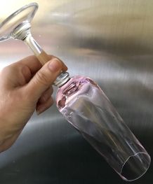 Schmale Sektgläser abtrocknen