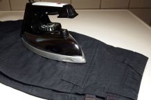 Schwarze Sachen ohne Glanz bügeln