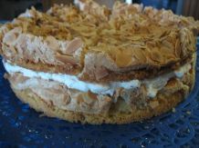 Sahnetorte mit fruchtiger Füllung
