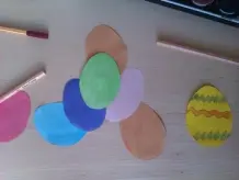 Ostereier-Girlande mit Kindern basteln