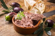 Hühnerleberpastete mit hartgekochten Eiern