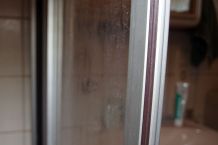 Hartnäckige Kalkflecken an Duschwand entfernen