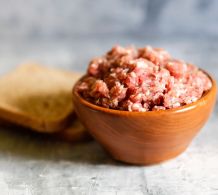 Toastbrot oder Brötchen leichter unter Hackfleisch mischen