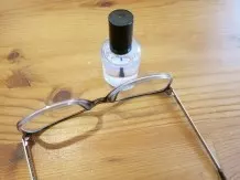 Ist eine Schraube an der Brille locker? Nagellack hilft