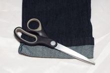 Jeans kürzen mit Erhalt des Originalsaums (mit Schere)