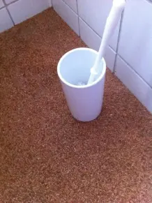 Blumenvase als WC Bürstenhalter