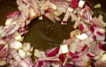 Zwiebeln schneller anbraten