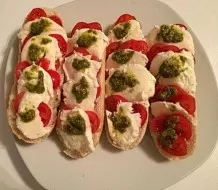 Überbackenes Tomaten-Mozzarella-Pesto Brötchen