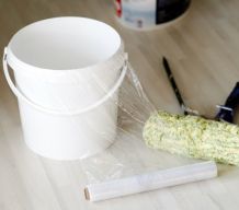 Arbeit sparen: Farbeimer für Wandfarbe mit Folie auslegen