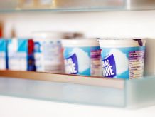 Offene Sahnebecher im Kühlschrank aufbewahren