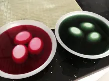 Ostereier mit Lebensmittelfarben färben