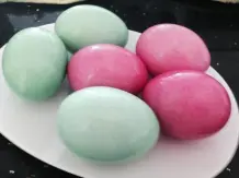 Ostereier mit Lebensmittelfarben färben