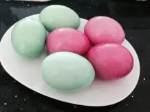 Ostereier mit Lebensmittelfarben färben