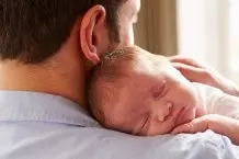Schlafendes Baby zu Bett bringen