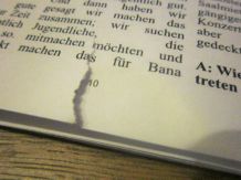Eingerissene Buchseiten kleben