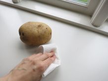 Weiße Kunststoffflächen mit Kartoffelwasser säubern