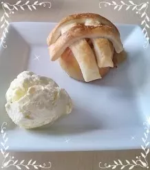 Bratapfel mit Blätterteiggitter und Vanilleeis