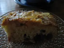 Buttermilch-Blechkuchen mit Kirschen und Mandelkruste