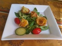 Frittierte Kartoffelrosen auf Salat