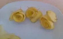 Frittierte Kartoffelrosen auf Salat
