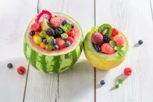 Obstsalat in einer Wassermelone