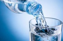 Ist zu viel Wasser trinken schädlich?