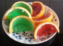 Garnieren mit Götterspeise-Fruchtschnitten