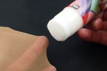 Laufmasche in der Nylonstrumpfhose: Klebestift