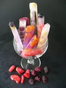 Eisstäbchen mit frischen Früchten aus dem Gefrierbeutel