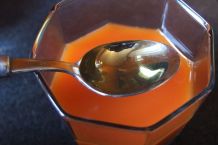 Karottensaft mit Öl trinken