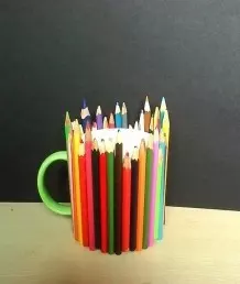 Bunter Stiftehalter aus einer Tasse