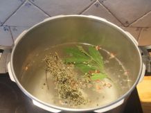 Taschenkrebse im Kräutersud kochen