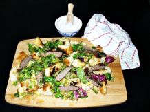 Steakstreifen auf Wildgemüsesalat mit krossem Fladenbrot