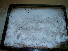 Zucchinikuchen mit Haferflocken und Johannisbeeren